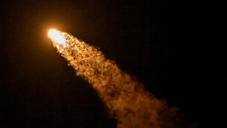 Roket SpaceX Falcon 9 dan pesawat ruang angkasa Dragon lepas landas dalam misi Crew-12 NASA ke Stasiun Luar Angkasa Internasional, membawa astronot NASA Jessica Meir dan Jack Hathaway, astronot ESA Sophie Adenot dan kosmonot Rusia Andrey Fedyaev, dari Kompleks Peluncuran 40 di Stasiun Angkatan Luar Angkasa Cape Canaveral di Cape Canaveral, Florida, AS, 13 Februari 2026. (REUTERS/Steve Nesius)