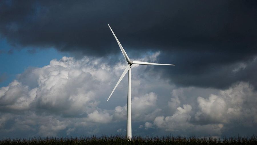 Sebuah pemandangan memperlihatkan turbin kincir angin penghasil listrik di taman angin di Ligne dekat Nantes, Prancis, 23 September 2024. (REUTERS/Stephane Mahe/File Foto)
