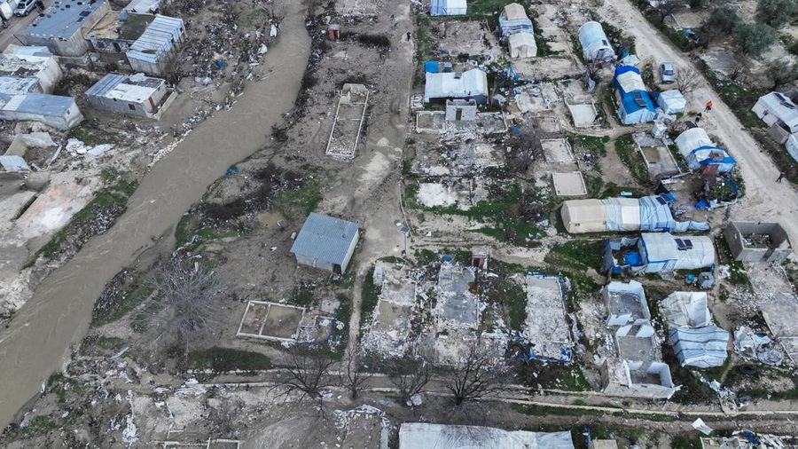 Sebuah tayangan drone menunjukkan kamp-kamp setelah dilanda banjir akibat hujan lebat di pedesaan Idlib, Suriah, 12 Februari 2026. (REUTERS/Mahmoud Hassano)
