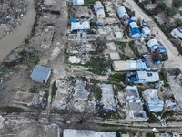 Sebuah tayangan drone menunjukkan kamp-kamp setelah dilanda banjir akibat hujan lebat di pedesaan Idlib, Suriah, 12 Februari 2026. (REUTERS/Mahmoud Hassano)