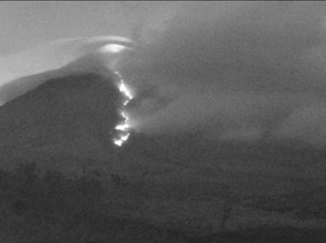 Gunung Semeru luncurkan 2 kali Awan Panas Guguran Sejauh 4 Km Malam Ini