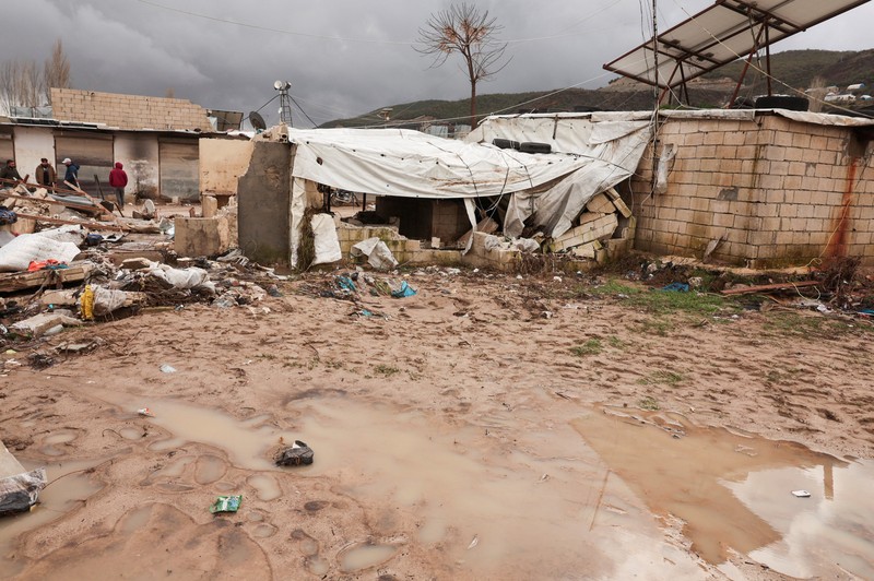 Sebuah tayangan drone menunjukkan kamp-kamp setelah dilanda banjir akibat hujan lebat di pedesaan Idlib, Suriah, 12 Februari 2026. (REUTERS/Mahmoud Hassano)