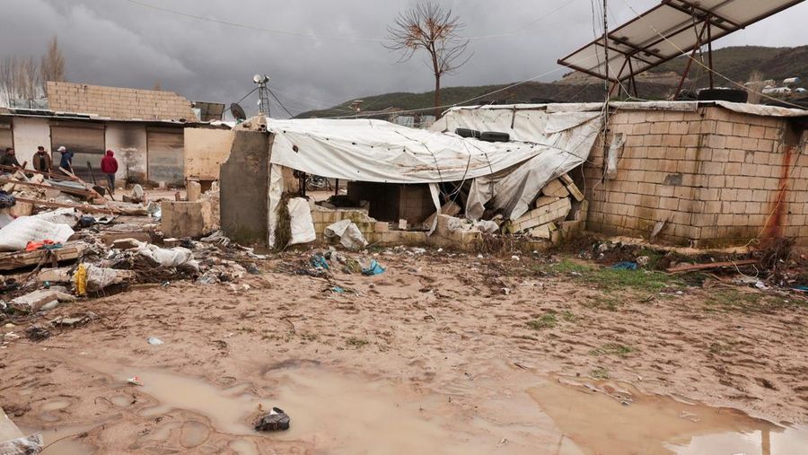 Sebuah tayangan drone menunjukkan kamp-kamp setelah dilanda banjir akibat hujan lebat di pedesaan Idlib, Suriah, 12 Februari 2026. (REUTERS/Mahmoud Hassano)