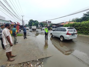 Pemotor Siswi SMA di Tangerang Tewas Terlindas Truk gegara Jalan Berlubang
