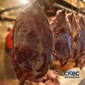 Suasana aktivitas penjualan daging sapi di Pasar Senen, Jakarta, Jumat (13/2/2026). (CNBC Indonesia/Faisal Rahman)