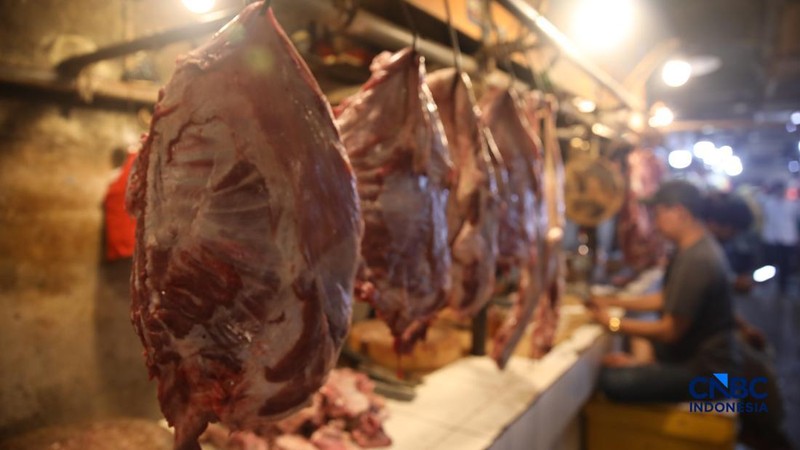 Suasana aktivitas penjualan daging sapi di Pasar Senen, Jakarta, Jumat (13/2/2026). (CNBC Indonesia/Faisal Rahman)