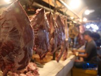 Suasana aktivitas penjualan daging sapi di Pasar Senen, Jakarta, Jumat (13/2/2026). (CNBC Indonesia/Faisal Rahman)