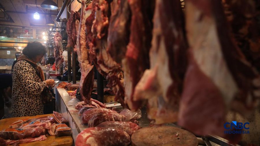 Suasana aktivitas penjualan daging sapi di Pasar Senen, Jakarta, Jumat (13/2/2026). (CNBC Indonesia/Faisal Rahman)