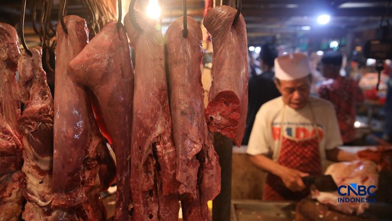 Suasana aktivitas penjualan daging sapi di Pasar Senen, Jakarta, Jumat (13/2/2026). (CNBC Indonesia/Faisal Rahman)