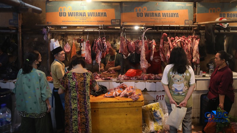 Suasana aktivitas penjualan daging sapi di Pasar Senen, Jakarta, Jumat (13/2/2026). (CNBC Indonesia/Faisal Rahman)