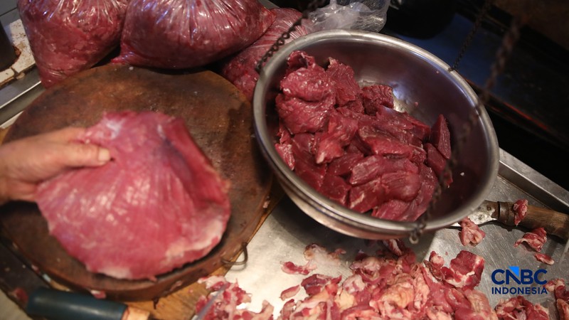 Suasana aktivitas penjualan daging sapi di Pasar Senen, Jakarta, Jumat (13/2/2026). (CNBC Indonesia/Faisal Rahman)