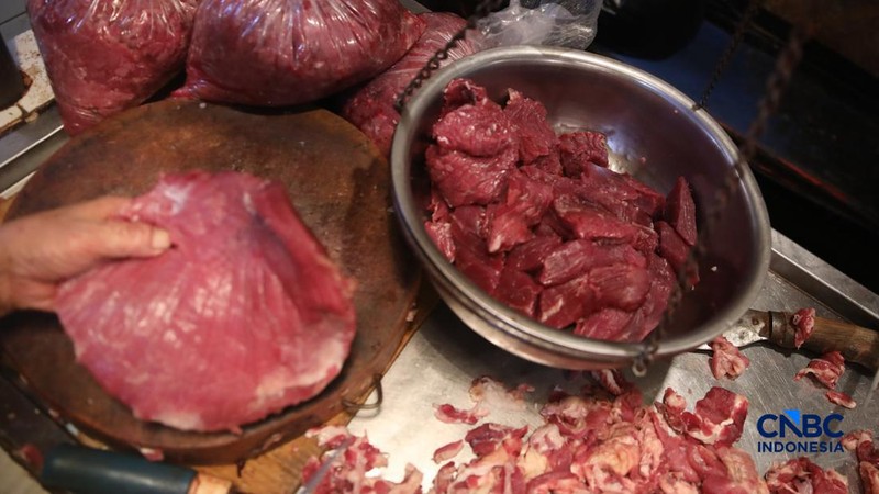 Suasana aktivitas penjualan daging sapi di Pasar Senen, Jakarta, Jumat (13/2/2026). (CNBC Indonesia/Faisal Rahman)