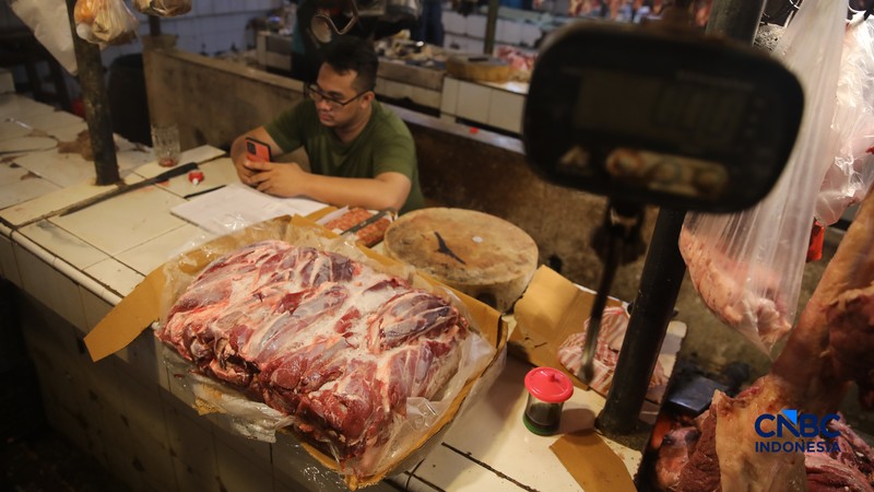 Suasana aktivitas penjualan daging sapi di Pasar Senen, Jakarta, Jumat (13/2/2026). (CNBC Indonesia/Faisal Rahman)