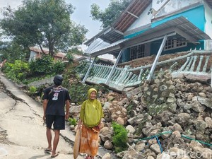 Ngeri! Tanah Gerak, Rumah-rumah di Tegal Roboh