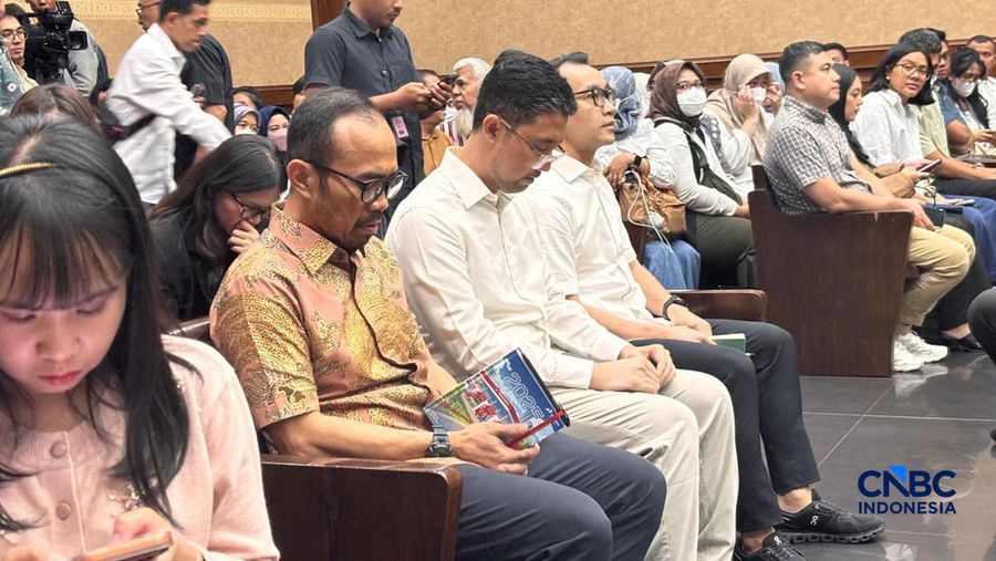 Tiga terdakwa eks Direktur Utama PT Pertamina Patra Niaga, Riva Siahaan, eks Direktur Pemasaran Pusat dan Niaga PT Pertamina Patra Niaga, Maya Kusmaya (MK), dan eks VP Trading Operations PT Pertamina Patra Niaga, Edward Corne (EC) terkait kasus tata kelola minyak mentah dan produk minyak tengah jelang pembacaan tuntutan oleh Jaksa Penuntut Umum di Pengadilan Tipikor Jakarta, Jumat (13/2/2026). (CNBC Indonesia/Firda Dwi Muliawati)