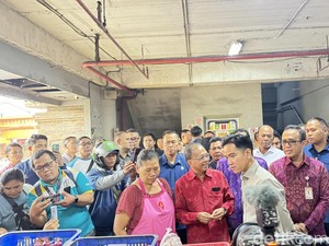 Kunjungi Pasar Badung, Gibran Bagi Amplop-Celemek Bertulis G ke Pedagang