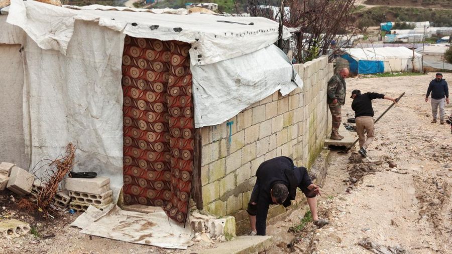 Sebuah tayangan drone menunjukkan kamp-kamp setelah dilanda banjir akibat hujan lebat di pedesaan Idlib, Suriah, 12 Februari 2026. (REUTERS/Mahmoud Hassano)
