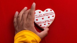 Respons Tubuh Apa Saja yang Sering Terasa Saat Jatuh Cinta?