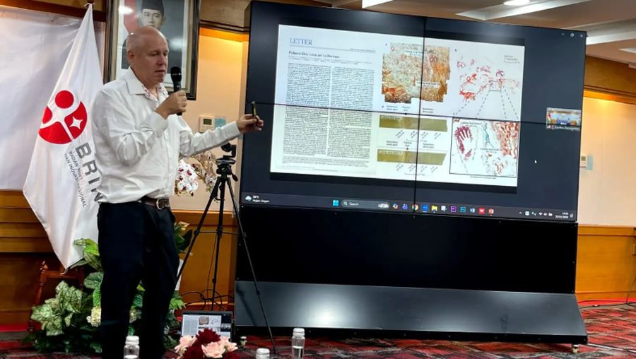 Badan Riset dan Inovasi Nasional (BRIN) ungkap temuan baru pertanggalan gambar cadas tertua di dunia. Temuan yang berlokasi di Sulawesi bagian tenggara dan dipublikasikan dalam jurnal Nature ini menjadi tonggak penting bagi riset arkeologi Indonesia.  Ini juga sekaligus memperkuat posisi Indonesia dalam kajian prasejarah global. (Tangkapan Layar BRIN)