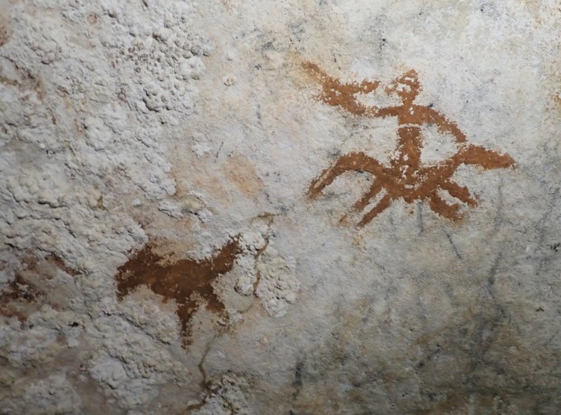 Badan Riset dan Inovasi Nasional (BRIN) ungkap temuan baru pertanggalan gambar cadas tertua di dunia. Temuan yang berlokasi di Sulawesi bagian tenggara dan dipublikasikan dalam jurnal Nature ini menjadi tonggak penting bagi riset arkeologi Indonesia.  Ini juga sekaligus memperkuat posisi Indonesia dalam kajian prasejarah global. (Tangkapan Layar BRIN)
