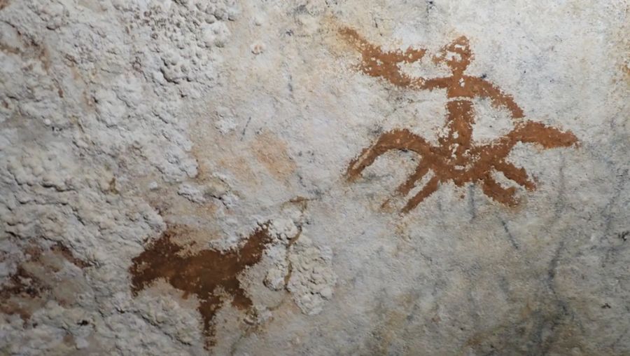 Badan Riset dan Inovasi Nasional (BRIN) ungkap temuan baru pertanggalan gambar cadas tertua di dunia. Temuan yang berlokasi di Sulawesi bagian tenggara dan dipublikasikan dalam jurnal Nature ini menjadi tonggak penting bagi riset arkeologi Indonesia.  Ini juga sekaligus memperkuat posisi Indonesia dalam kajian prasejarah global. (Tangkapan Layar BRIN)