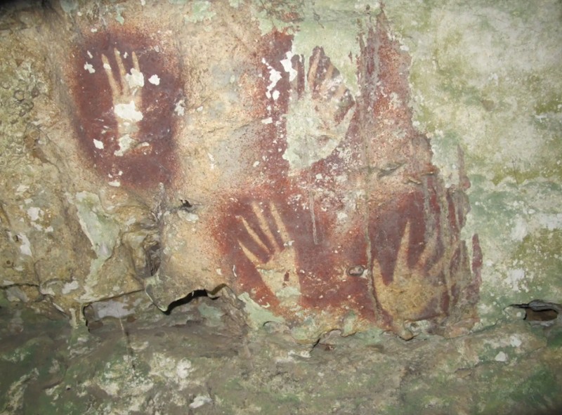 Badan Riset dan Inovasi Nasional (BRIN) ungkap temuan baru pertanggalan gambar cadas tertua di dunia. Temuan yang berlokasi di Sulawesi bagian tenggara dan dipublikasikan dalam jurnal Nature ini menjadi tonggak penting bagi riset arkeologi Indonesia.  Ini juga sekaligus memperkuat posisi Indonesia dalam kajian prasejarah global. (Tangkapan Layar BRIN)