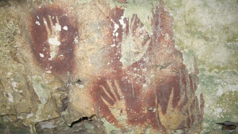 Badan Riset dan Inovasi Nasional (BRIN) ungkap temuan baru pertanggalan gambar cadas tertua di dunia. Temuan yang berlokasi di Sulawesi bagian tenggara dan dipublikasikan dalam jurnal Nature ini menjadi tonggak penting bagi riset arkeologi Indonesia.  Ini juga sekaligus memperkuat posisi Indonesia dalam kajian prasejarah global. (Tangkapan Layar BRIN)