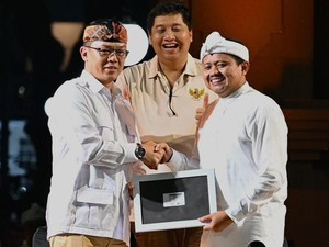 Bupati Sumedang Resmi Gabung Gerindra-Dapat KTA, Sekjen Sugiono Beri Pesan Ini