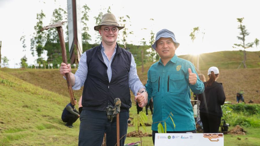 Ibu Kota Nusantara (IKN) dikembangkan sebagai laboratorium hidup bagi riset dan pendidikan pembangunan kota berkelanjutan. Melalui kerja sama akademis antara Otorita Ibu Kota Nusantara, Leiden&ndash;Delft&ndash;Erasmus Universities (LDE), dan Universitas Mulawarman, Otorita IKN membuka ruang pembelajaran langsung bagi generasi muda di Auditorium Kantor Balai Kota Otorita IKN, KIPP Nusantara, Kamis (5/2/2026). (Dok Humas IKN)