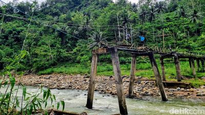 Potret Tali Kerek Pengganti Jembatan Ambruk Penghubung Ponorogo-Trenggalek