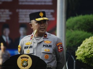 Kapolda Jatim dan Wakapolda Metro Jaya Raih Bintang Jasa dari Presiden