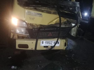 Colt Diesel Tabrak Tronton di Muara Enim, Satu Penumpang Tewas