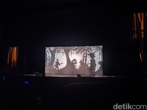 Legenda Lutung Kasarung Bersinar dalam Pertunjukan Teater Bayangan