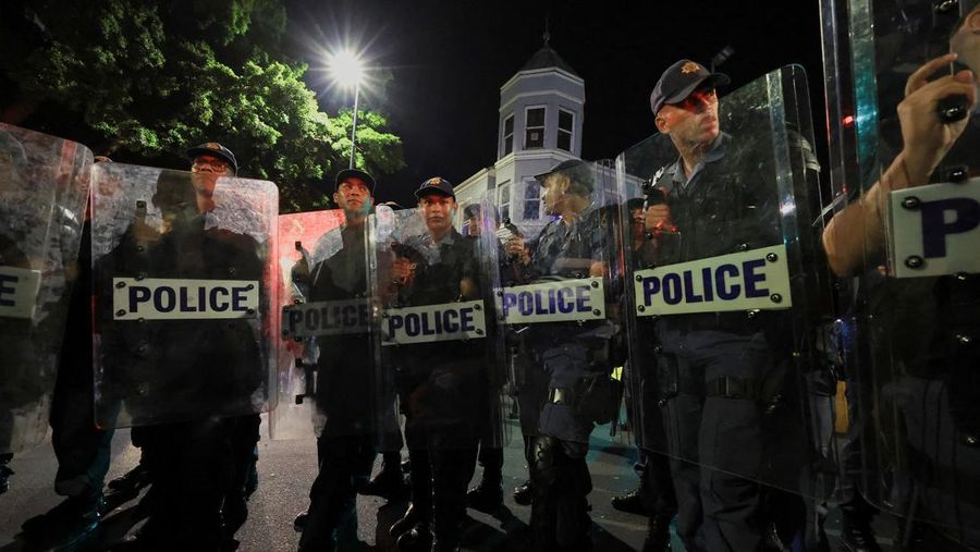 Polisi membentuk barikade di luar area tempat Presiden Afrika Selatan Ramaphosa menyampaikan Pidato Kenegaraan (SoNA) di tengah protes mahasiswa terkait akomodasi dan isu-isu lainnya di Cape Town, Afrika Selatan, 12 Februari 2026. REUTERS/Esa Alexander