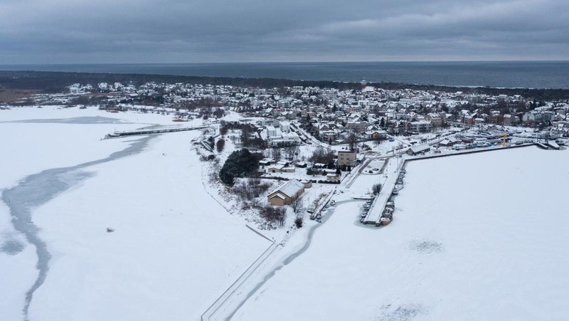 A drone view of the frozen Puck Bay and the harbour in Jastarnia, Poland, February 14, 2026. REUTERS/Lukasz Glowala