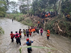 Jasad Siswi SMP Hanyut di Sungai Karangmalang Semarang Ditemukan