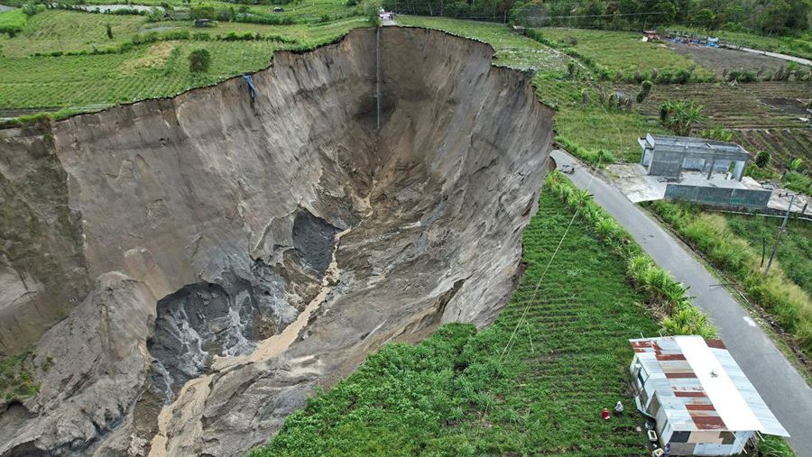 Pemandangan drone menunjukkan lubang pembuangan besar yang meluas di lahan pertanian di desa Pondok Balik, Kabupaten Aceh Tengah, provinsi Aceh, Indonesia, 14/2/2026. REUTERS/Hidayatullah Tajuddin