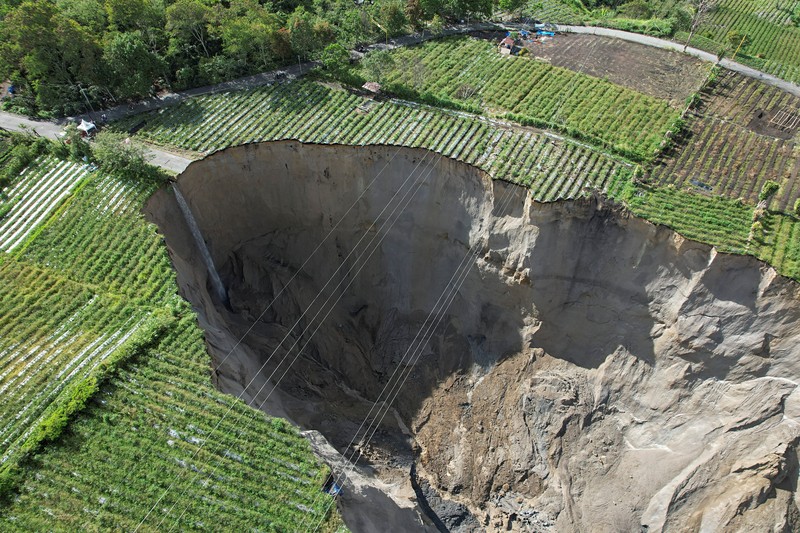 Pemandangan drone menunjukkan lubang pembuangan besar yang meluas di lahan pertanian di desa Pondok Balik, Kabupaten Aceh Tengah, provinsi Aceh, Indonesia, 14/2/2026. REUTERS/Hidayatullah Tajuddin