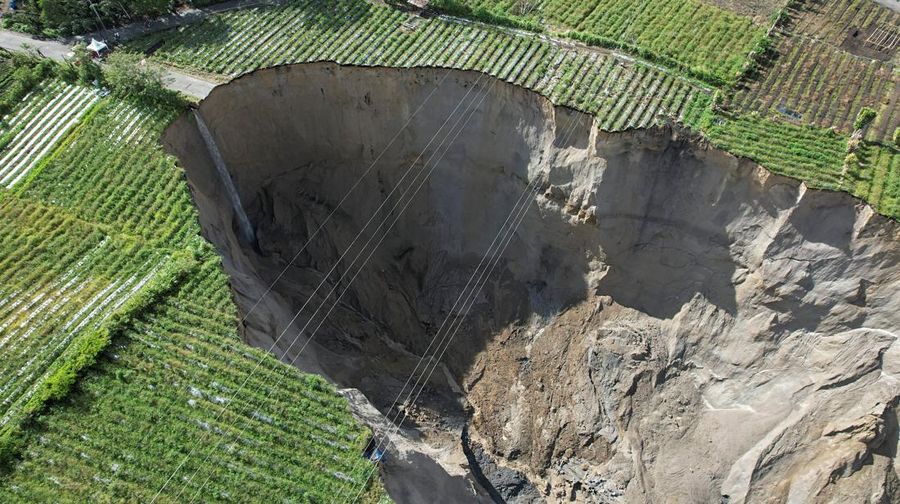 Pemandangan drone menunjukkan lubang pembuangan besar yang meluas di lahan pertanian di desa Pondok Balik, Kabupaten Aceh Tengah, provinsi Aceh, Indonesia, 14/2/2026. REUTERS/Hidayatullah Tajuddin