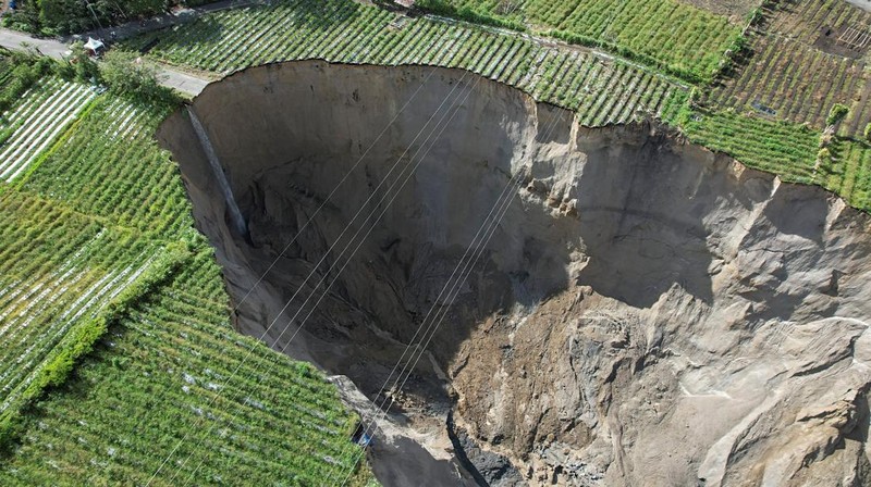 Pemandangan drone menunjukkan lubang pembuangan besar yang meluas di lahan pertanian di desa Pondok Balik, Kabupaten Aceh Tengah, provinsi Aceh, Indonesia, 14/2/2026. REUTERS/Hidayatullah Tajuddin