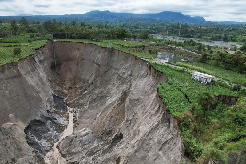 Pemandangan drone menunjukkan lubang pembuangan besar yang meluas di lahan pertanian di desa Pondok Balik, Kabupaten Aceh Tengah, provinsi Aceh, Indonesia, 14/2/2026. REUTERS/Hidayatullah Tajuddin