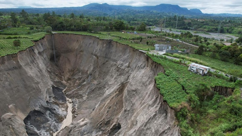 Pemandangan drone menunjukkan lubang pembuangan besar yang meluas di lahan pertanian di desa Pondok Balik, Kabupaten Aceh Tengah, provinsi Aceh, Indonesia, 14/2/2026. REUTERS/Hidayatullah Tajuddin