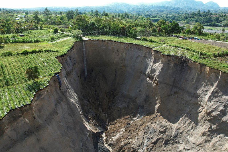 Pemandangan drone menunjukkan lubang pembuangan besar yang meluas di lahan pertanian di desa Pondok Balik, Kabupaten Aceh Tengah, provinsi Aceh, Indonesia, 14/2/2026. REUTERS/Hidayatullah Tajuddin