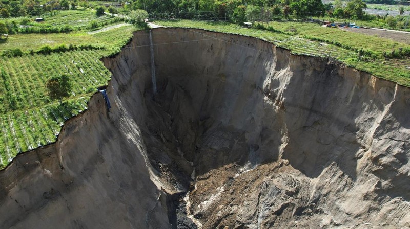 Pemandangan drone menunjukkan lubang pembuangan besar yang meluas di lahan pertanian di desa Pondok Balik, Kabupaten Aceh Tengah, provinsi Aceh, Indonesia, 14/2/2026. REUTERS/Hidayatullah Tajuddin