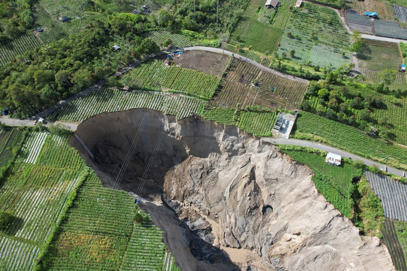 Pemandangan drone menunjukkan lubang pembuangan besar yang meluas di lahan pertanian di desa Pondok Balik, Kabupaten Aceh Tengah, provinsi Aceh, Indonesia, 14/2/2026. REUTERS/Hidayatullah Tajuddin