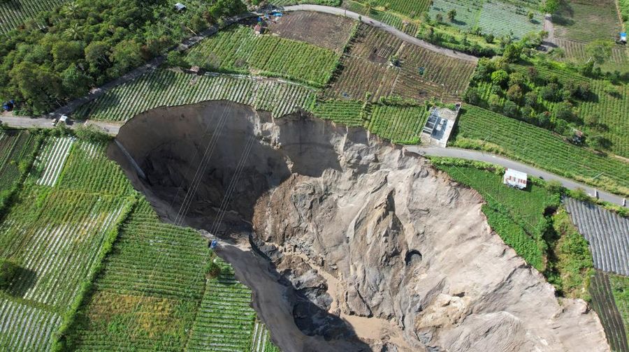 Pemandangan drone menunjukkan lubang pembuangan besar yang meluas di lahan pertanian di desa Pondok Balik, Kabupaten Aceh Tengah, provinsi Aceh, Indonesia, 14/2/2026. REUTERS/Hidayatullah Tajuddin