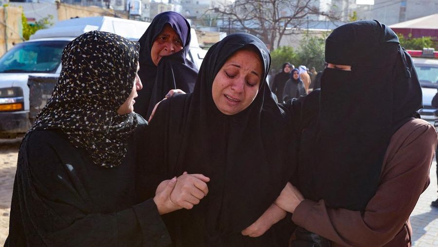 Sejumlah pelayat berduka selama pemakaman warga Palestina yang tewas dalam serangan malam Israel di Rumah Sakit Nasser di Khan Younis di Jalur Gaza selatan, 15 Februari 2026. REUTERS/Ramadan Abed
