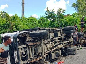 Tabrakan Maut Truk Vs Truk di Sidemen Karangasem, Sopir Tewas Terjepit