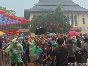 Serunya Rebutan 5 Ribu Kue Keranjang Grebeg Sudiro Solo Saat Hujan Deras