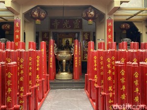 Perayaan Imlek di Vihara Dharma Ramsi, Ritual Cahaya Lilin-Jamuan Gratis